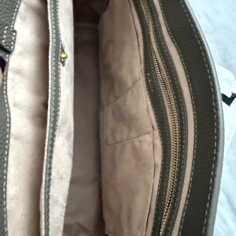 OLeada Wavia Bag Plus - Never used 
Leather/15”/ Ash Color - with dust bag - Picture 8 of 10